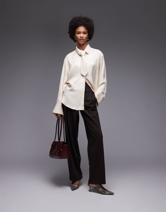 ASOS DESIGN satin stor skjorta med slips i stensort - Image 1