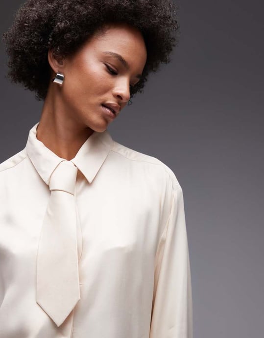 ASOS DESIGN satin stor skjorta med slips i stensort - Image 2