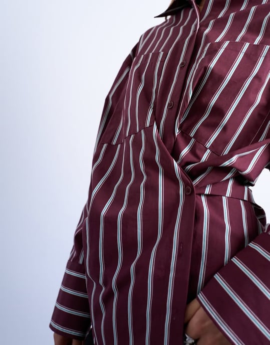 Topshop asymmetrisk knäppning midjehöjd långärmad rynkad skjorta i bordeauxrand - Image 2
