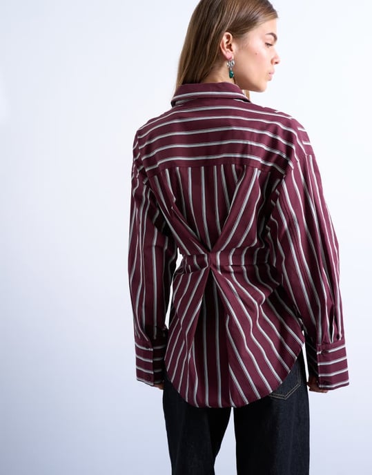 Topshop asymmetrisk knäppning midjehöjd långärmad rynkad skjorta i bordeauxrand - Image 4