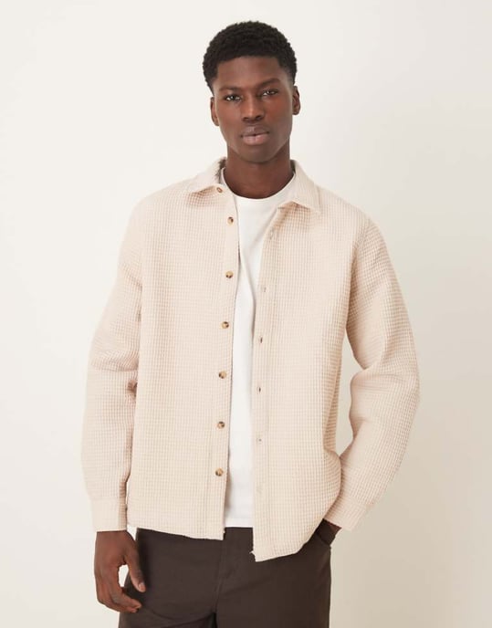 ASOS DESIGN avslappnad texturerad skjorta i neutral - Image 1
