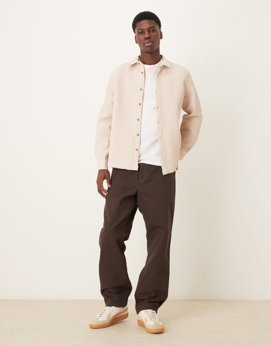 ASOS DESIGN avslappnad texturerad skjorta i neutral - Image 2
