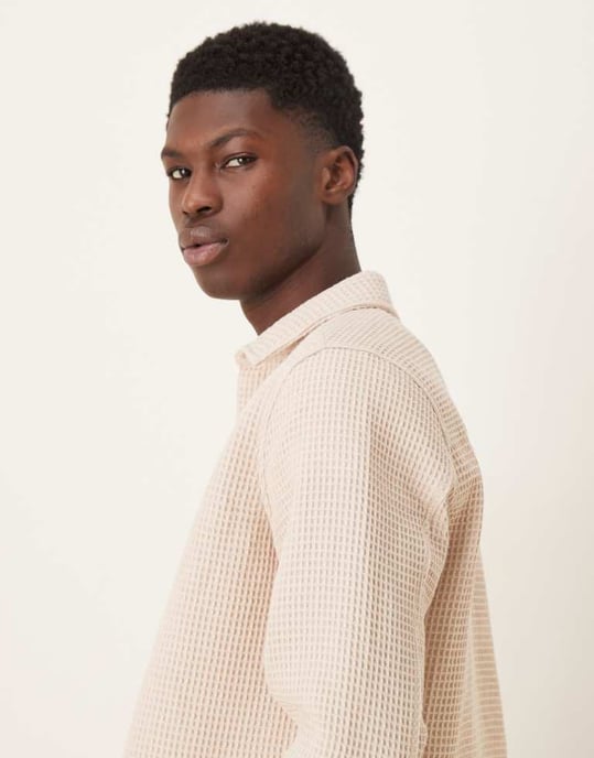 ASOS DESIGN avslappnad texturerad skjorta i neutral - Image 4
