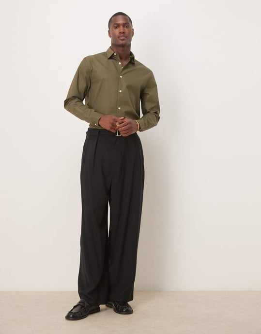 ASOS DESIGN formell lättstruken poplin regular skjorta i khaki - Image 2