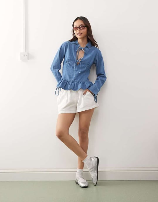 Återvunnen vintage långärmad denimblus med knyt fram och peplumslut i medelblått - Image 1