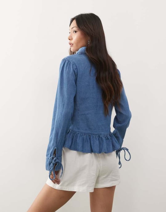 Återvunnen vintage långärmad denimblus med knyt fram och peplumslut i medelblått - Image 4
