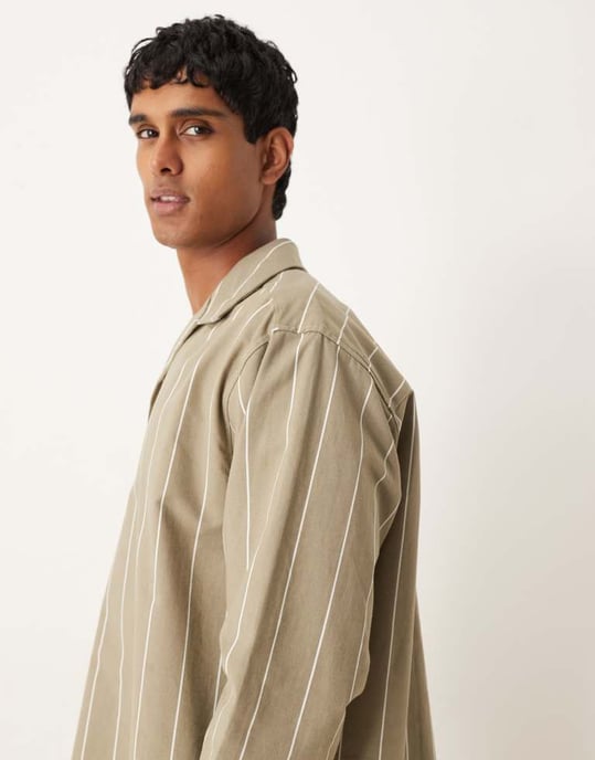 ASOS DESIGN koord oversized randig skjorta i khaki - Image 4