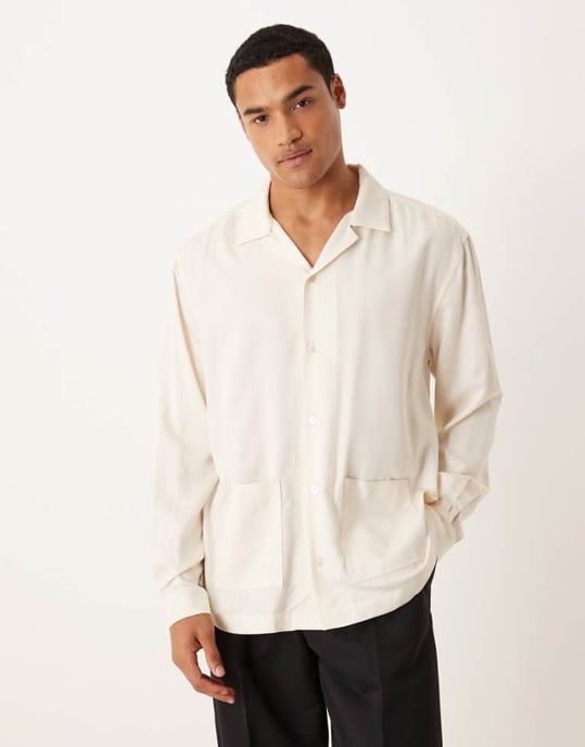 ASOS DESIGN avslappnad skjorta med krage och fickor i krämfärg - Image 1