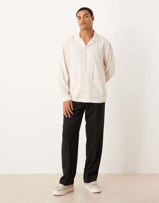 ASOS DESIGN avslappnad skjorta med krage och fickor i krämfärg - Image 2