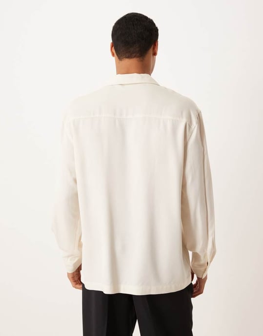 ASOS DESIGN avslappnad skjorta med krage och fickor i krämfärg - Image 3