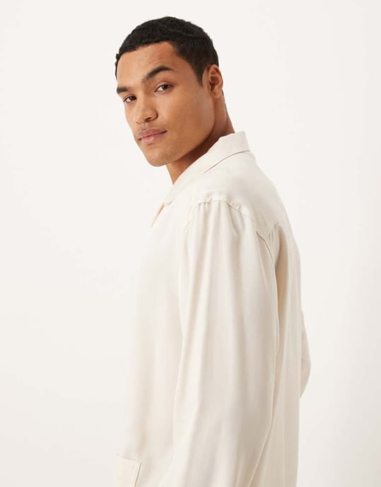 ASOS DESIGN avslappnad skjorta med krage och fickor i krämfärg - Image 4