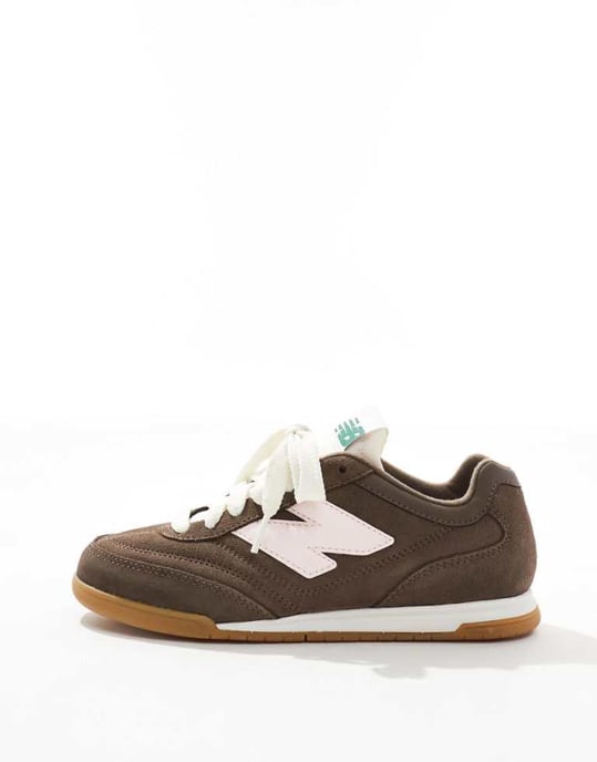 New Balance RC42-skor i brunt och rosa med gummisula - Image 1
