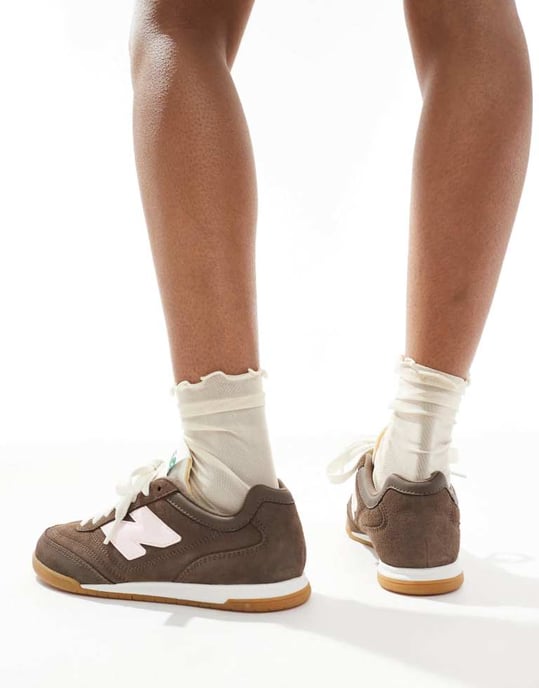 New Balance RC42-skor i brunt och rosa med gummisula - Image 3