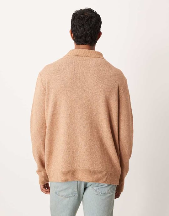 ASOS DESIGN avslappnad texturerad långärmad stickad polo med urklippt hals i brunt - Image 3