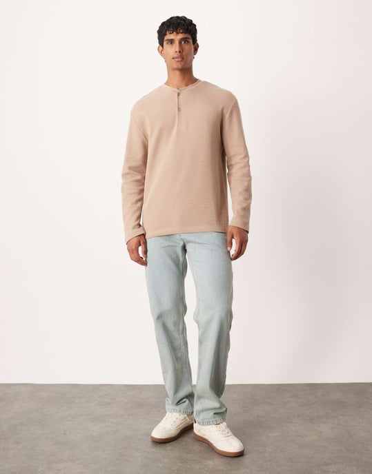 ASOS DESIGN avslappnad långärmad t-shirt med henley-hals i beige våffel - Image 2