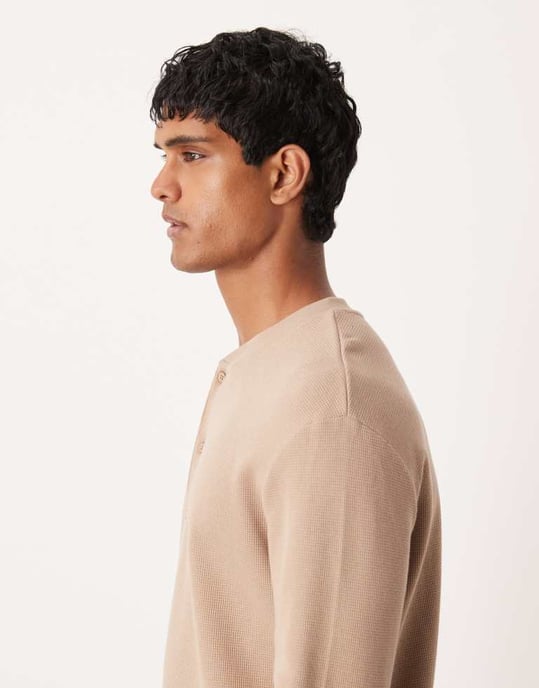 ASOS DESIGN avslappnad långärmad t-shirt med henley-hals i beige våffel - Image 4