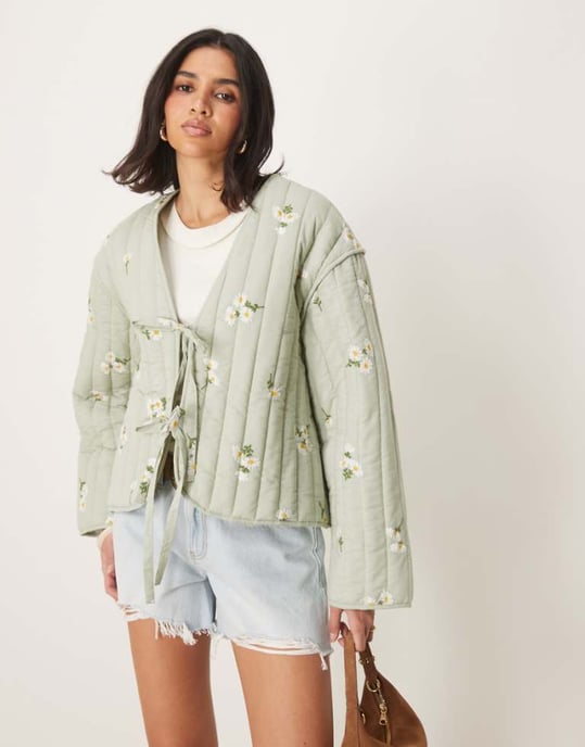 ASOS DESIGN knytframsvängd quiltad broderad jacka i salvia - Image 1