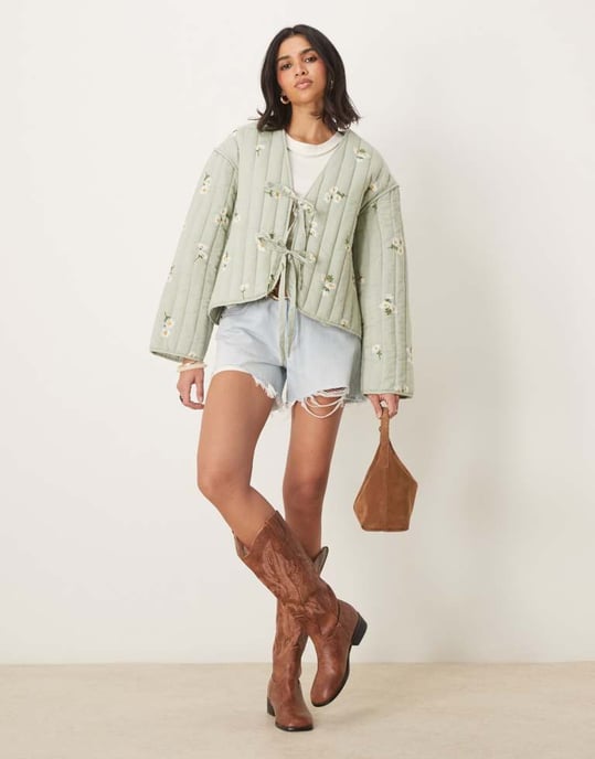 ASOS DESIGN knytframsvängd quiltad broderad jacka i salvia - Image 2