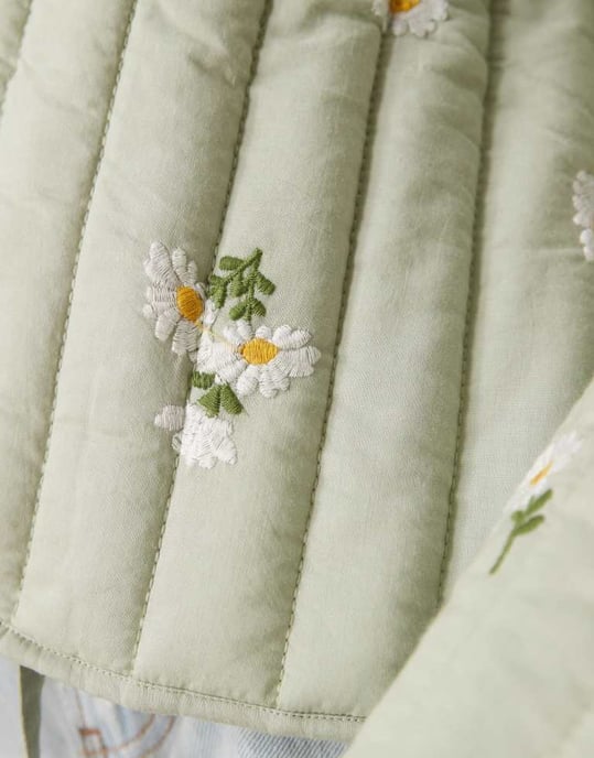 ASOS DESIGN knytframsvängd quiltad broderad jacka i salvia - Image 3