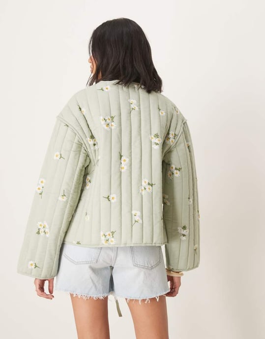 ASOS DESIGN knytframsvängd quiltad broderad jacka i salvia - Image 4