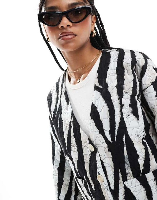 Vero Moda kort quiltad jacka i mono zebra-mönster - Image 3