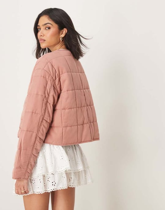 ASOS DESIGN kort kragefri vadderad jacka i dammig rosa - Image 3