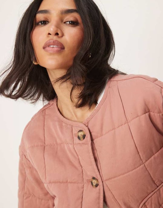 ASOS DESIGN kort kragefri vadderad jacka i dammig rosa - Image 4