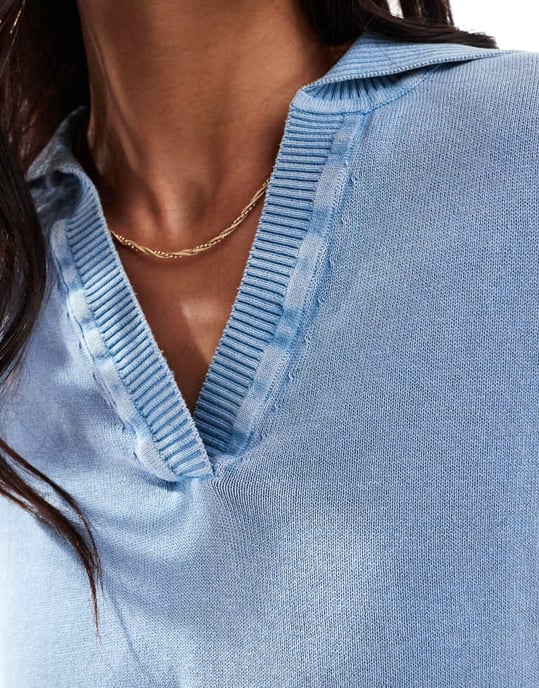 ASOS DESIGN acid wash stickad polo-topp med kragdetalj i blått - Image 2
