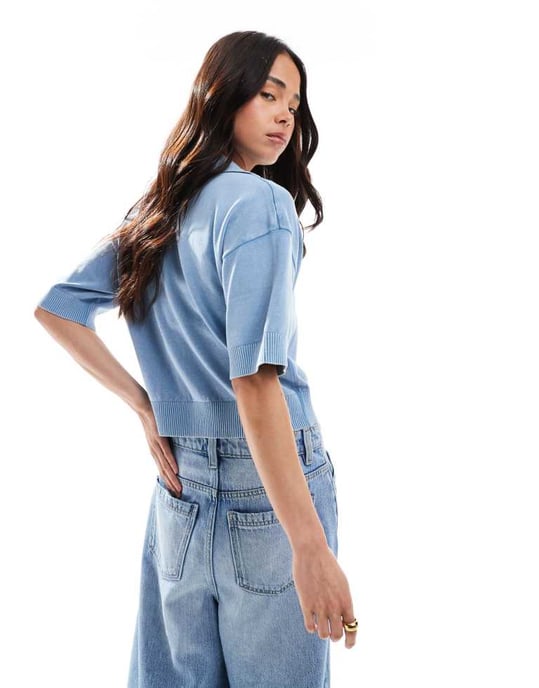 ASOS DESIGN acid wash stickad polo-topp med kragdetalj i blått - Image 3