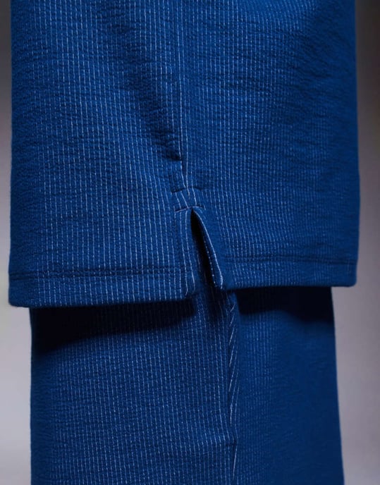 ADPT delad hals texturerad polo i denimblå - Image 3