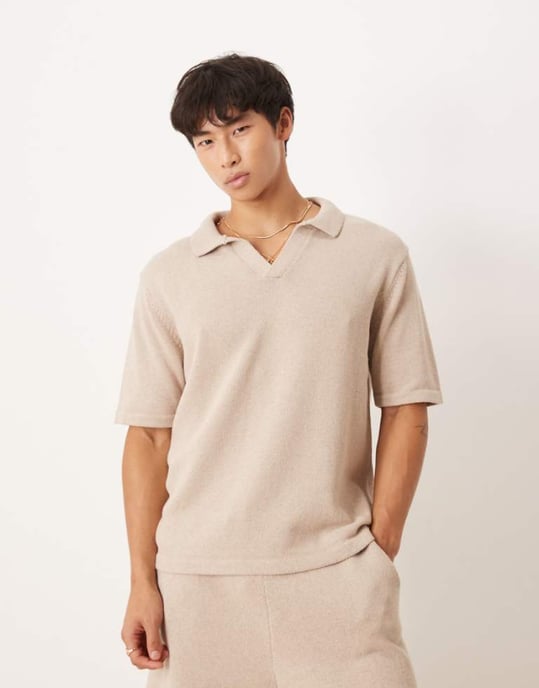 ASOS DESIGN avslappnad stickad polo med smal krage i mink - Image 1