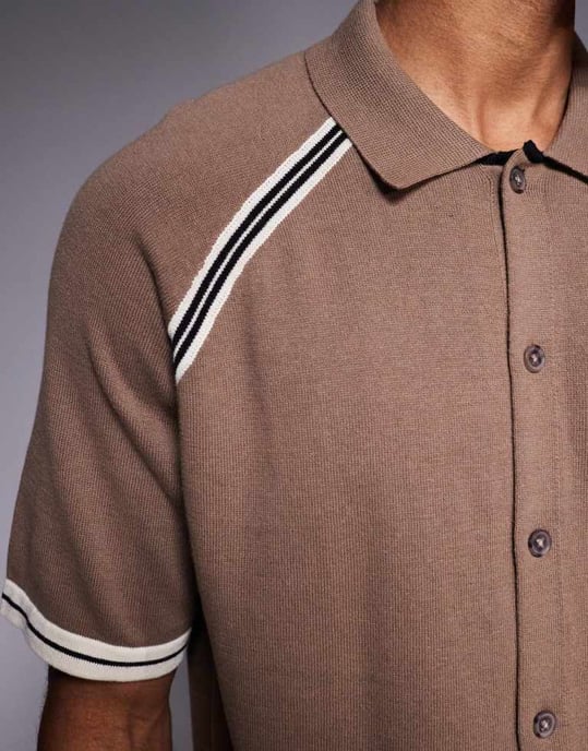 ASOS DESIGN avslappnad stickad polotröja med knappar i brunt med kontrasterande kanter - Image 3