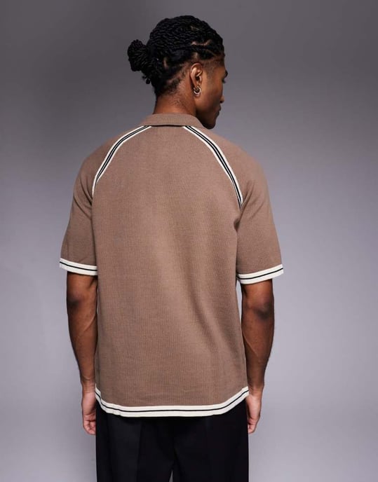 ASOS DESIGN avslappnad stickad polotröja med knappar i brunt med kontrasterande kanter - Image 4