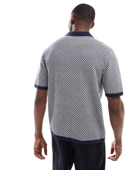 Hollister stickad polo med kontrasterande krage i flerfärgad geoprint - Image 3