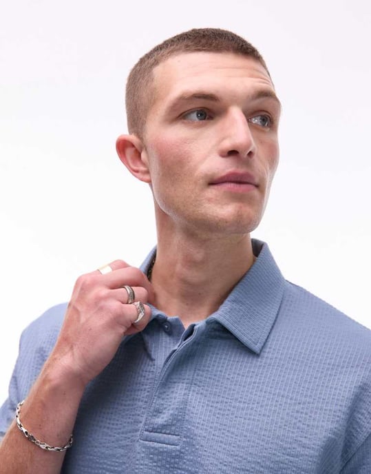 Topman avslappnad kort passform polo med seersucker-rand i blått - Image 2