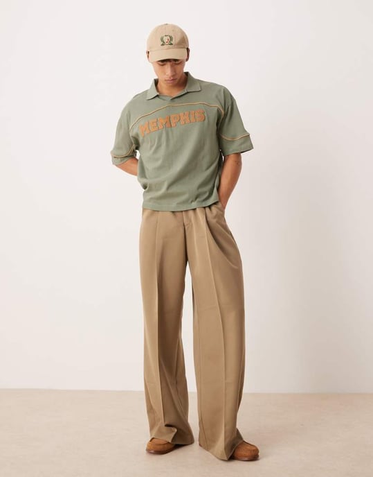 ASOS DESIGN boxy oversized polo med stadstryck i khaki - Image 2