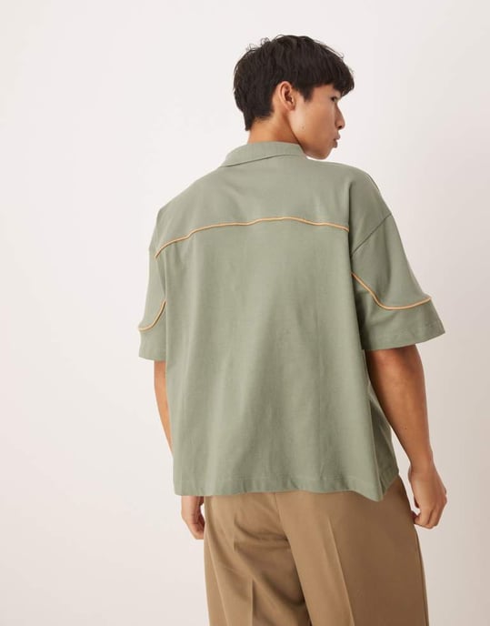ASOS DESIGN boxy oversized polo med stadstryck i khaki - Image 3