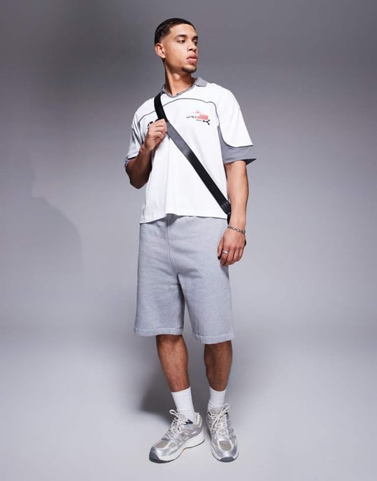 ASOS DESIGN boxig oversized kortärmad polo med stadstryck i brunt - Image 2