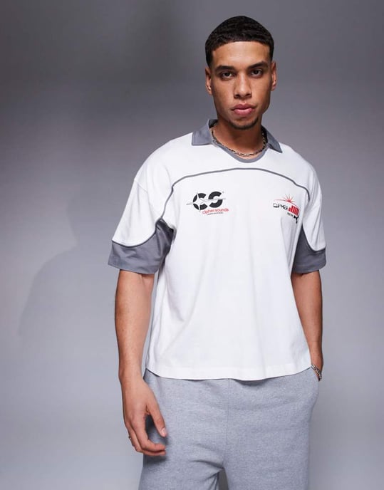 ASOS DESIGN boxig oversized kortärmad polo med stadstryck i brunt - Image 3