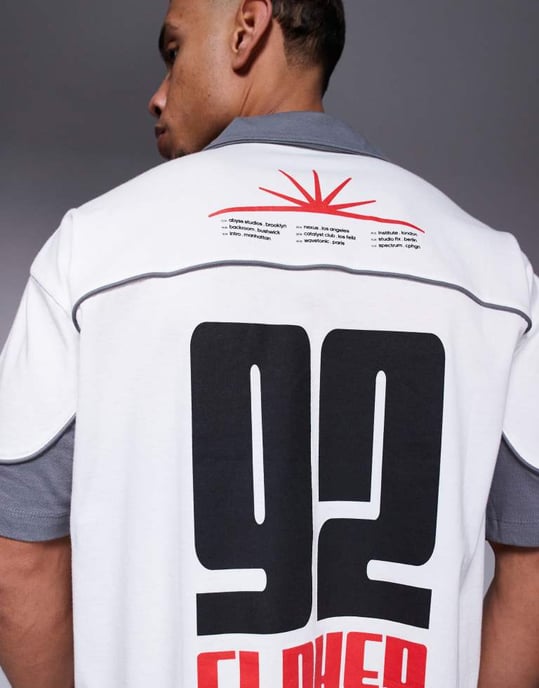 ASOS DESIGN boxig oversized kortärmad polo med stadstryck i brunt - Image 4