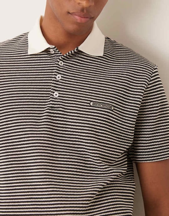 ASOS DESIGN boxy avslappnad polo i kräm och svart texturrand med broderi på bröstet - Image 2