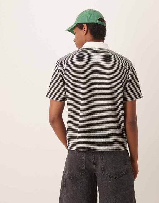 ASOS DESIGN boxy avslappnad polo i kräm och svart texturrand med broderi på bröstet - Image 4