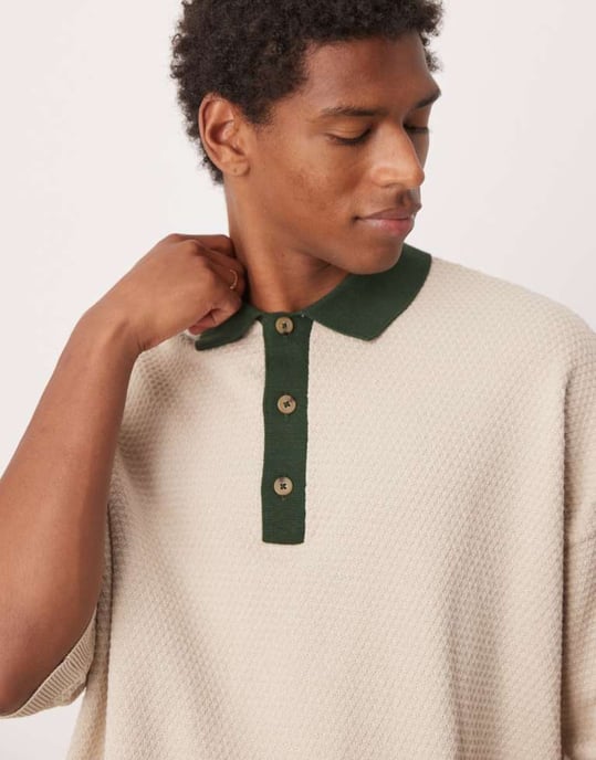 ASOS DESIGN oversized stickad texturerad polo i ecru med kontrasterande krage - Image 4