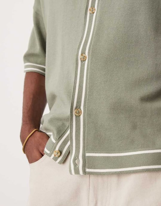 ASOS DESIGN avslappnad boxy passform stickad knappad polo i salvia grön med kantdetalj - Image 4