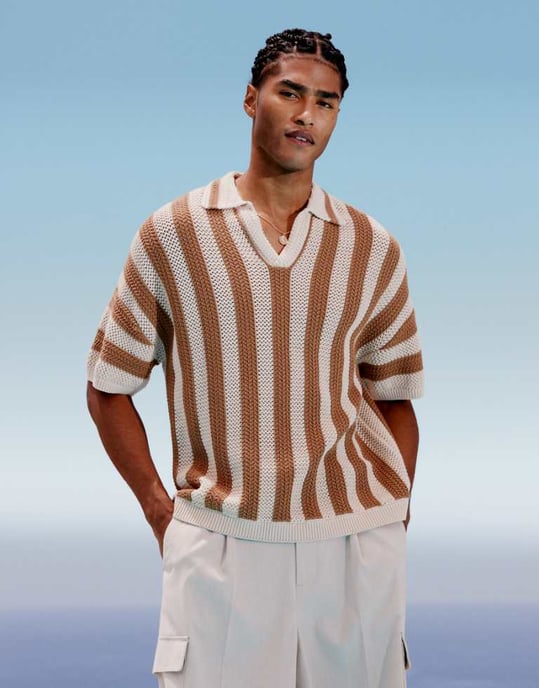 ASOS DESIGN avslappnad boxy passform virkade stickade polo med inskärning i tan-randig - Image 1