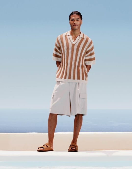 ASOS DESIGN avslappnad boxy passform virkade stickade polo med inskärning i tan-randig - Image 2
