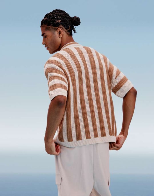 ASOS DESIGN avslappnad boxy passform virkade stickade polo med inskärning i tan-randig - Image 4