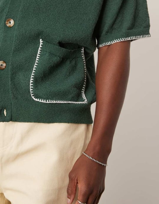 ASOS DESIGN avslappnad boxy passform stickad knapp-up polo med filtstygn i mörkgrön - Image 4