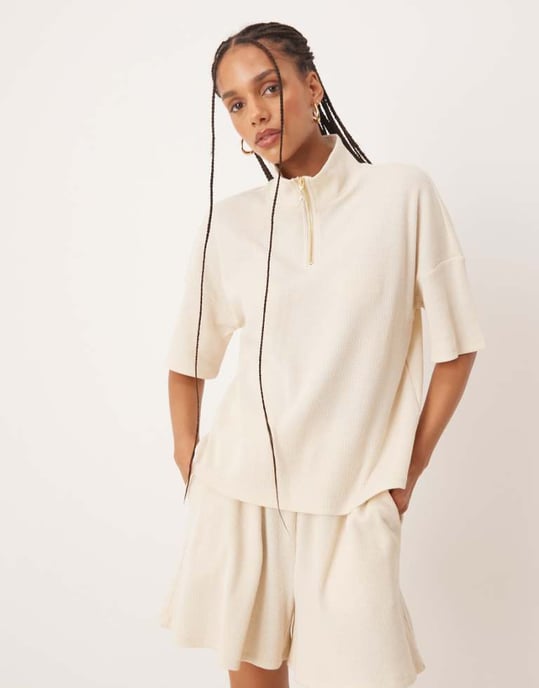 Vila boxy 1/4 zip våfflat top co-ord med faux pärl dragkedjedetalj i björkkräm - Image 1