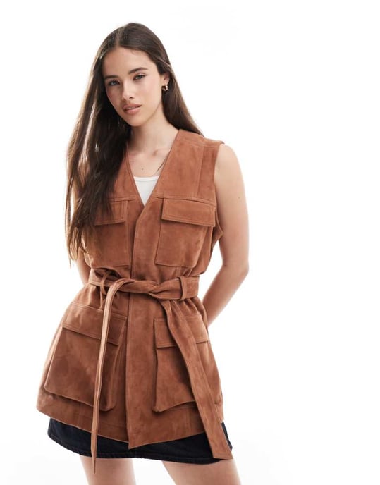 ASOS DESIGN premium mockaläder trucker bältesväst i brunt - Image 1
